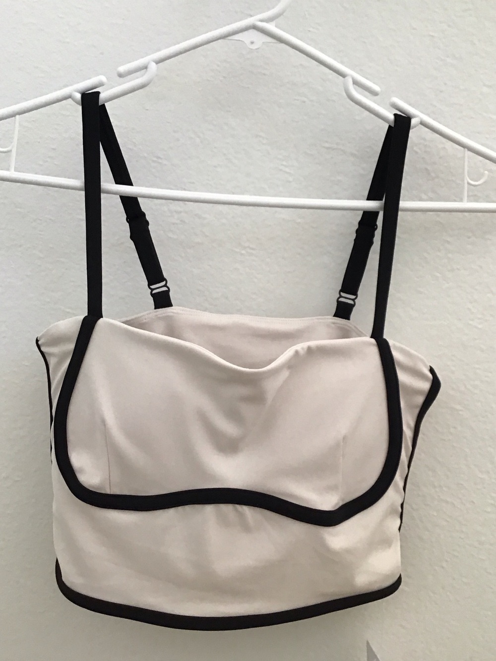 ALO Cropped Cami with Black Trim - size S. New
